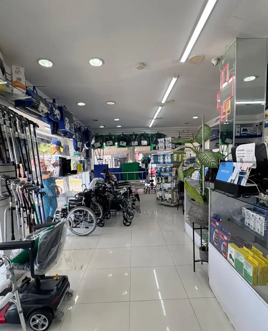 Interior de tienda MediMundo — equipo médico Querétaro